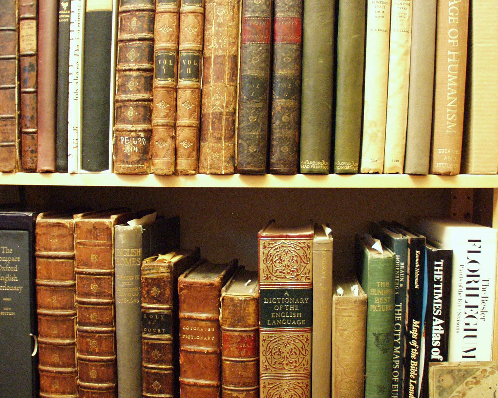 Проды книг. Старые книги. Много книг. Стопка старинных книг. Коллекция старых книг.